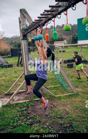 Teilnehmer Hindernisparcours suspension tun Stockfoto