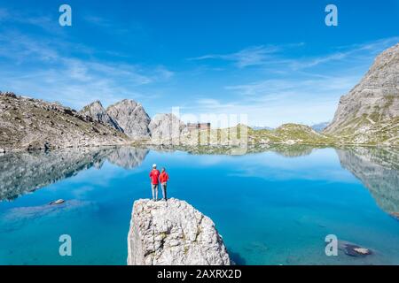 Lienz, Lienzer Doler, Osttirol, Österreich. Der Laserzsee mit der Karlsbader Hütte in den Lienzer Bergen Stockfoto