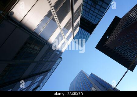 Die Unterseite des Wolkenkratzers Japan Center in Frankfurt umgibt verschiedene weitere Wolkenkratzer am Taunus Gate. Stockfoto