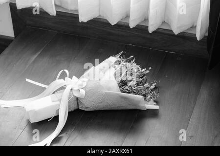 Verdorrte Rosen auf Holzboden Stockfoto