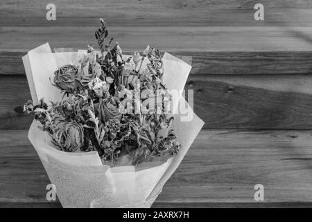 Verdorrte Rosen auf Holzboden Stockfoto