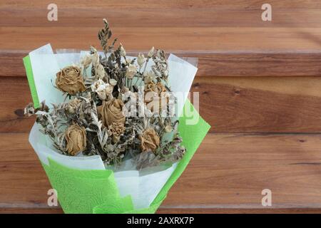 Verdorrte Rosen auf Holzboden Stockfoto