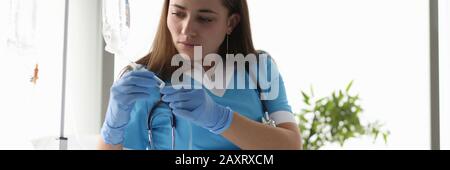 Konzentriert, Ärztin in der Klinik Stockfoto