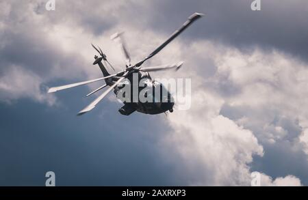 EH101 Merlin von 722 Geschwaders RDAF (Royal Danish Air Force), die eine SAR-Demonstration (Search and Rescue) auf der Roskilde International Airshow 2017 fliegen. Stockfoto