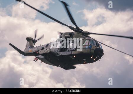 EH101 Merlin von 722 Geschwaders RDAF (Royal Danish Air Force), die eine SAR-Demonstration (Search and Rescue) auf der Roskilde International Airshow 2017 fliegen. Stockfoto