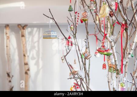 Dekoration, Weihnachtsdekoration, Glaskugeln, Birkenstämme Stockfoto