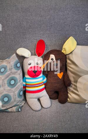 Lustige, hausgemachte Kuscheltiere auf einem Sofa, Teddybär Stockfoto