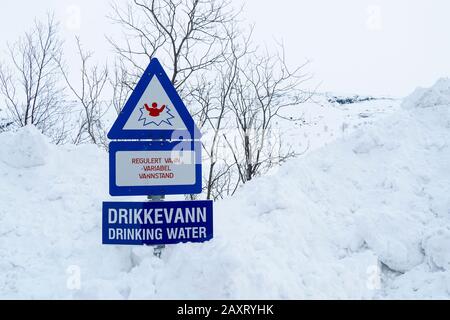 Norwegen, in der Nähe von Narvik, Trinkwasserschutzgebiet, Schnee, Schilder, Warnung Stockfoto