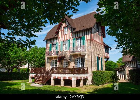 Schönes typisches Landgut in Cabourg, Normandie, Frankreich. Sonniger Sommertag in der Stadt Marcel Proust. Diese Villa/Villa/dieses Haus ist einzigartig Stockfoto