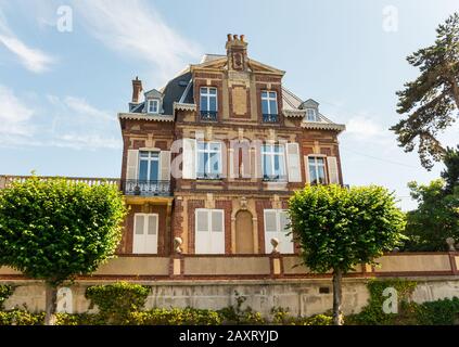 Schönes typisches Landgut in Cabourg, Normandie, Frankreich. Sonniger Sommertag in der Stadt Marcel Proust. Diese Villa/Villa/Haus hat eine einzigartige Architektur Stockfoto