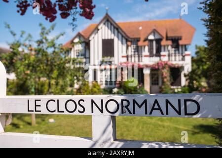 Le Clos Normand, Cabourg, Normandie, Frankreich, Juli 2019. Charmantes Haus in der Stadt Marcel Proust. Holzrahmenarchitektur Stockfoto