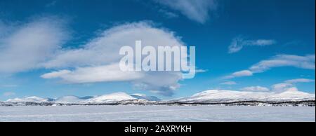 Panorama, Schweden, Lappland, Abisko, gefrorener See (Torneträsk), Blick in den Rohkunborri-Nationalpark Stockfoto