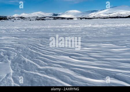 Schweden, Lappland, Abisko, Tiefkühlsee (Torneträsk), Blick auf den Rohkunborri-Nationalpark Stockfoto