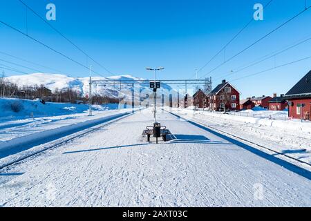 Schweden, Abisko-Östra, Bahnhof, Bahnsteig im Winter Stockfoto