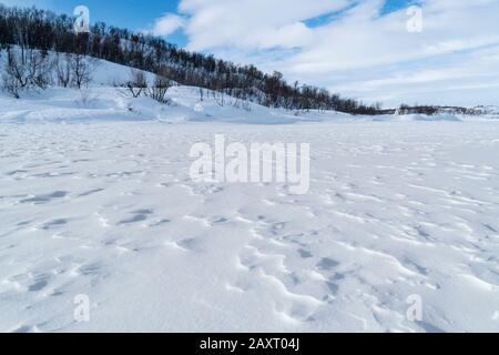 Schweden, Lappland, Abisko, gefrorener See (Torneträsk), Schnee- und Eisstruktur Stockfoto