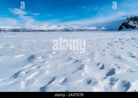 Schweden, Lappland, Abisko, gefrorener See (Torneträsk), Schnee- und Eisstruktur Stockfoto