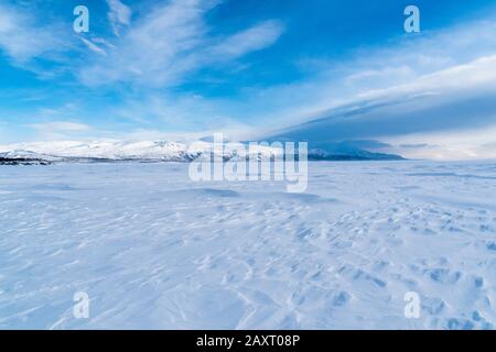 Schweden, Lappland, Abisko, gefrorener See (Torneträsk), Fernsicht Stockfoto