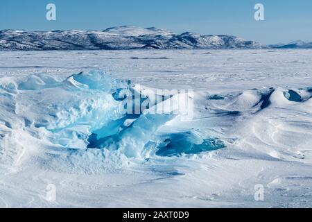 Schweden, Lappland, Abisko, gefrorener See (Torneträsk), Schnee- und Eisstruktur Stockfoto