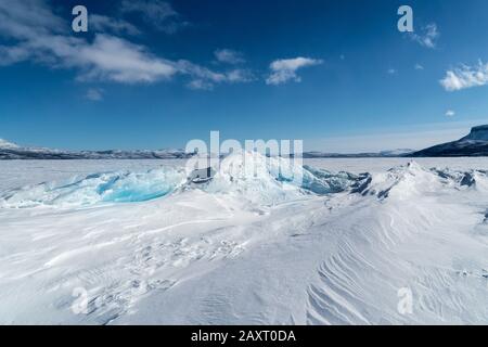 Schweden, Lappland, Abisko, gefrorener See (Torneträsk), Schnee- und Eisstruktur Stockfoto