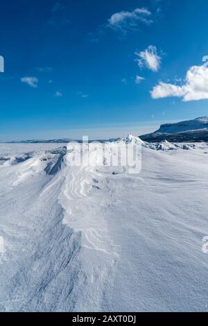 Schweden, Lappland, Abisko, gefrorener See (Torneträsk), Eisschollen aufgeworfen Stockfoto