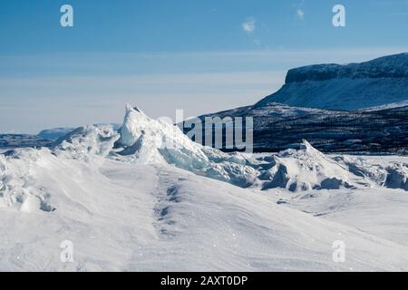 Schweden, Lappland, Abisko, gefrorener See (Torneträsk), Eisschollen aufgeworfen Stockfoto