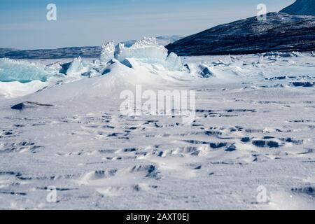 Schweden, Lappland, Abisko, gefrorener See (Torneträsk), Eisschollen aufgeworfen Stockfoto