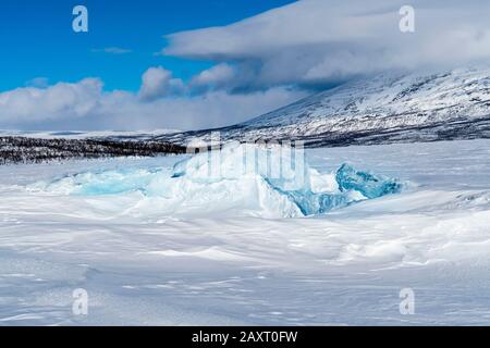 Schweden, Lappland, Abisko, gefrorener See (Torneträsk), Schnee- und Eisstruktur Stockfoto