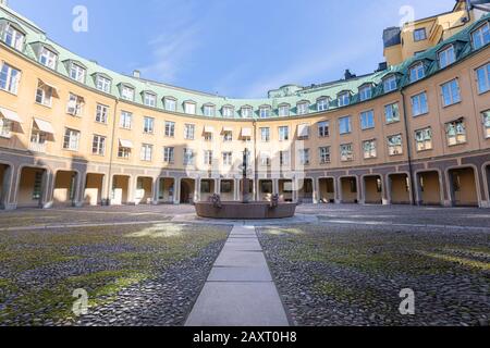 Gamla Stan, Stockholm, Schweden, September 2019: Statue im Brunnen im Zentrum des kreisförmigen Innenhofes von Brantingtorget, einem öffentlichen Bereich. Stockfoto