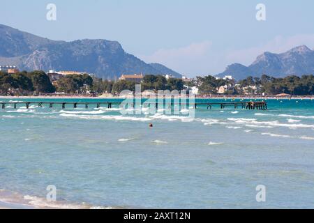 Bucht von Alcudia mit kristallklarem Wasser im Norden von Mallorca. Spanien Stockfoto