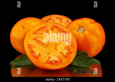 Gelbe orangefarbene Tomaten auf schwarzem Hintergrund isoliert Stockfoto