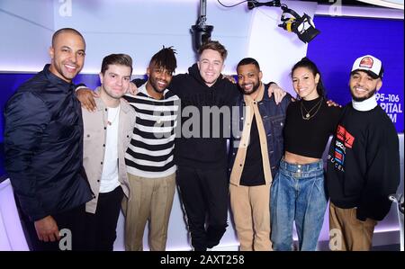 (Von links nach rechts) Marvin Humes, Sonny Jay, Oritse Williams, Roman Kemp, JB Gill, Vick Hope und Aston Merrygold in den Global Radio Studios in London. Boyband JLS trat nach der Ankündigung, dass sie reformieren sollen, in der Capital Breakfast Show auf. Stockfoto