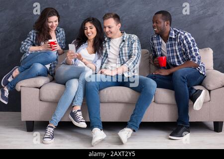 Aufgeregt verbringen multiethnische Freunde Zeit zu Hause Stockfoto