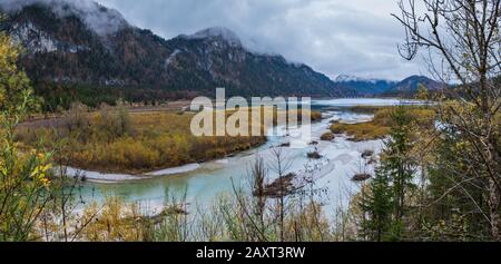 Herbstüberlauf Sylvensteinsee und Brücke an der Isar, Karwendel Bayerischer Voralpen, Deutschland. Malerische Reise-, Saison- und Naturschönheitskonz Stockfoto