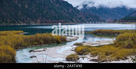 Herbstüberlauf Sylvensteinsee und Brücke an der Isar, Karwendel Bayerischer Voralpen, Deutschland. Malerische Reise-, Saison- und Naturschönheitskonz Stockfoto