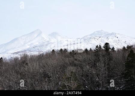 Blick auf die schneebedeckte Bergkette Shiretoko von den Shiretoko Five Lakes im Winter, Shiretoko, Hokkaido, Japan Stockfoto