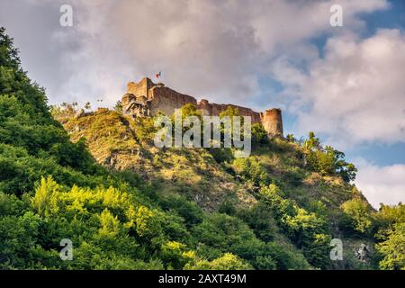 Schloss Poenari, 13. Jahrhundert, auf einer Klippe über der Transfagarashan Road, Fagaras-Gebirge in Südkarpaten, in der Nähe von Arefu, Kreis Arges, Rumänien Stockfoto