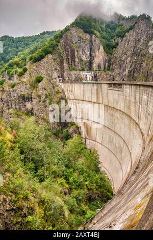 Vidraru-Staudamm an der Transfagarasan-Straße, Fagaras-Gebirge in Südkarpaten (Siebenbürger Alpen), Rumänien Stockfoto