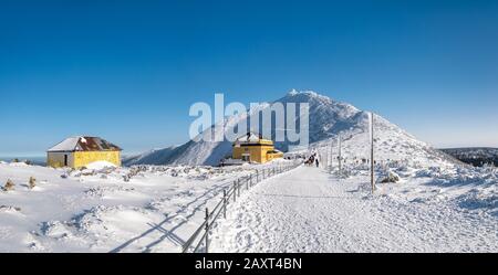 Snezka oder Sniezka Berg im Winter. Blick vom Kopa-Berg im Nationalpark Karkonosze, Sudeten, Polen Stockfoto