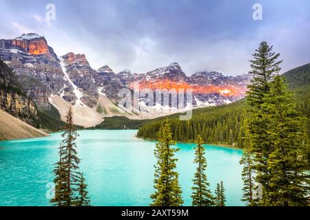Moränensee mit hübschen Leuchtbergen im Rücken, Alberta, Kanada Stockfoto