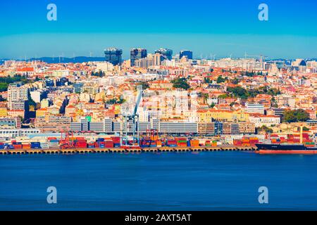 Lissabon - Januar 2019, Portugal: Malerisches Panorama von Lissabon. Blick auf einen Hafen mit Transportbehältern, Kränen und Tankwagen Stockfoto
