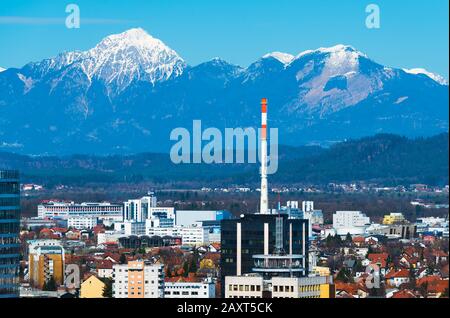 März 2017 in Ljubljana, Slowenien: Ljubljana Stadtbild mit schneebedeckten Bergen im Hintergrund Stockfoto