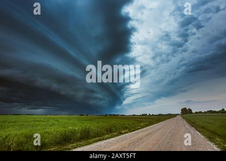 Gewitterwolken mit Shelf cloud Starkregen Stockfoto