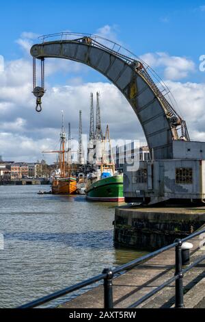 Bristol Docks mit Fairbairn-Dampfkran, Bristol, England, Großbritannien Stockfoto