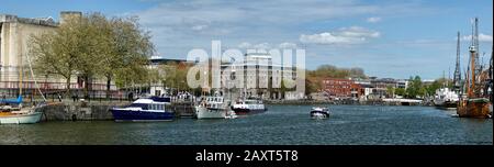 Bristol Docks mit Wassertaxis und Dem Segelschiff Matthew, England, Großbritannien Stockfoto