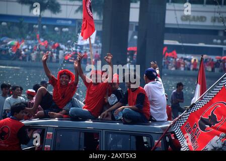 Indonesien nach dem Fall von Suharto. Unterstützer von Megawati Sukarnoputri und der Partai Demokrasi Indonesia (PDI) strömen im Rahmen eines Wahlkampfs am 1999. Juni auf die Straßen von Jakarta, Indonesien Stockfoto