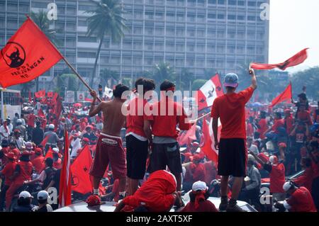 Indonesien nach dem Fall von Suharto. Unterstützer von Megawati Sukarnoputri und der Partai Demokrasi Indonesia (PDI) strömen im Rahmen eines Wahlkampfs am 1999. Juni auf die Straßen von Jakarta, Indonesien Stockfoto