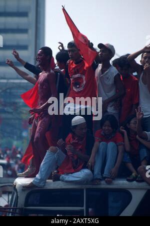 Indonesien nach dem Fall von Suharto. Unterstützer von Megawati Sukarnoputri und der Partai Demokrasi Indonesia (PDI) strömen im Rahmen eines Wahlkampfs am 1999. Juni auf die Straßen von Jakarta, Indonesien Stockfoto