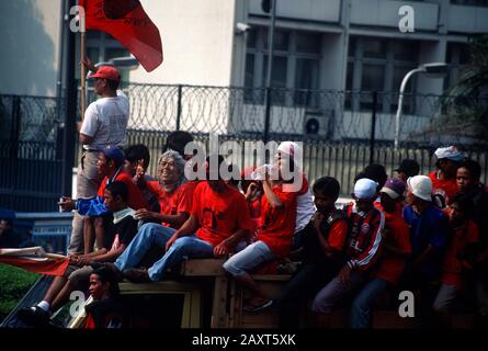 Indonesien nach dem Fall von Suharto. Unterstützer von Megawati Sukarnoputri und der Partai Demokrasi Indonesia (PDI) strömen im Rahmen eines Wahlkampfs am 1999. Juni auf die Straßen von Jakarta, Indonesien Stockfoto