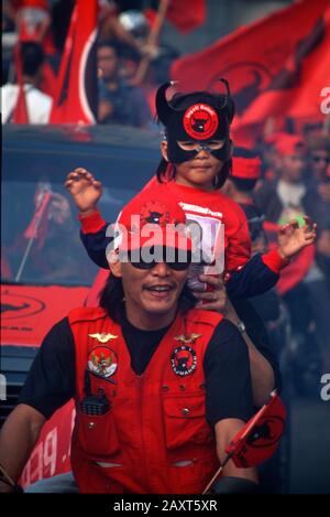 Indonesien nach dem Fall von Suharto. Unterstützer von Megawati Sukarnoputri und der Partai Demokrasi Indonesia (PDI) strömen im Rahmen eines Wahlkampfs am 1999. Juni auf die Straßen von Jakarta, Indonesien Stockfoto