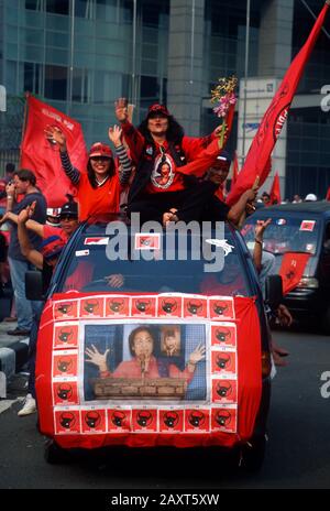 Indonesien nach dem Fall von Suharto. Unterstützer von Megawati Sukarnoputri und der Partai Demokrasi Indonesia (PDI) strömen im Rahmen eines Wahlkampfs am 1999. Juni auf die Straßen von Jakarta, Indonesien Stockfoto